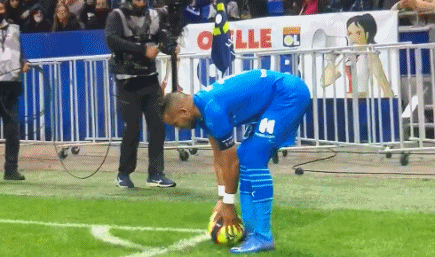 每体：费尔明出席家乡的巴萨及个人球迷协会成立活动，为球迷签名（每体：费尔明回到家乡见证巴萨与个人球迷会成立，亲为球迷签名）