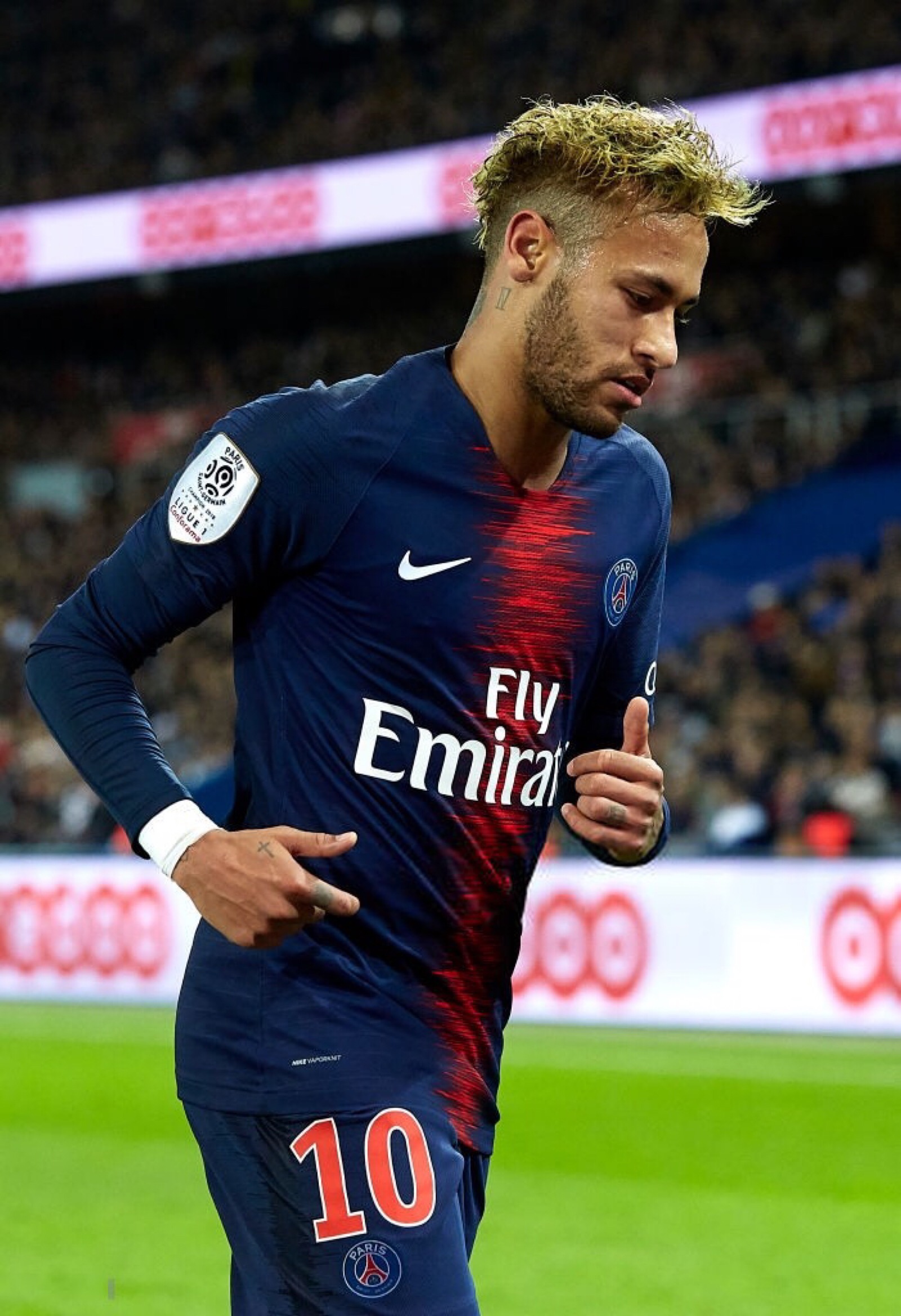 明年海港真不一定拿冠！毕竟连续4年拿第一很少 重要是申花没亚冠（海港明年未必赢冠：四连冠罕见，更关键申花无亚冠压力）