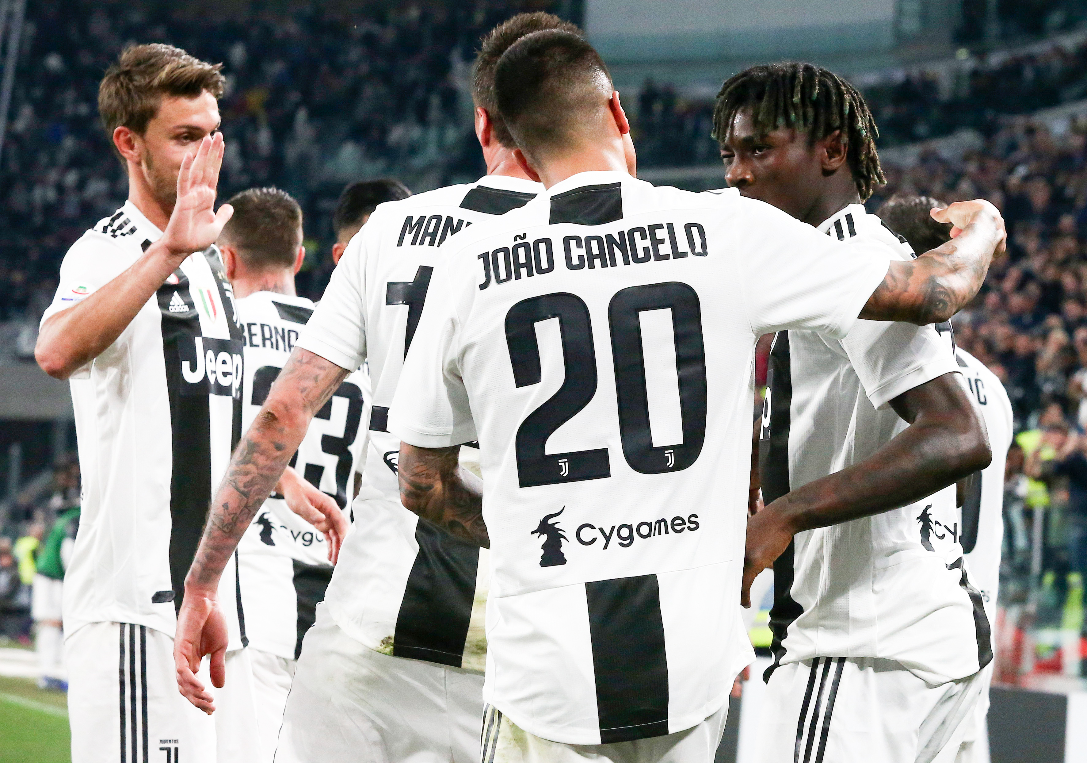 马德兴：中国足球受冷遇因成绩没突破，地方超火爆是大众怒其不争（马德兴：国足成绩难破局致整体遇冷，地方热度高因球迷恨铁不成钢）