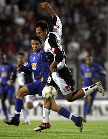 国安球迷跟河南球迷在烧烤店发生冲突，涉事球迷已经被警察带走（烧烤店内国安与河南球迷发生冲突，涉事球迷已被警方带走）