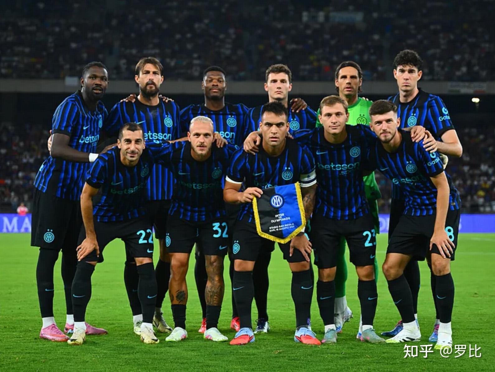 拦都拦不住！对手疑肘击队友，梅西出头“教育”阿根廷老乡（看不下去！对手疑肘击队友，梅西挺身而出训斥阿根廷同胞）