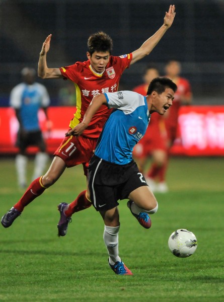 TA跟队：布莱顿19岁前锋齐马斯十字韧带撕裂，赛季报销（TA记者跟队：布莱顿19岁新星齐马斯十字韧带撕裂，本赛季报销）