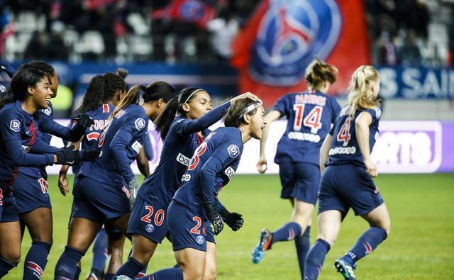 中超赛场争议判罚：VAR判罚引发热议,（中超争议判罚风波：VAR决定引发热议）