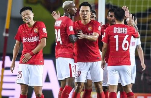 T倒了！预热《怪奇物语》最终季，拜仁球员穿特制热身服出场（拜仁球员穿定制热身服亮相，为《怪奇物语》最终季预热）