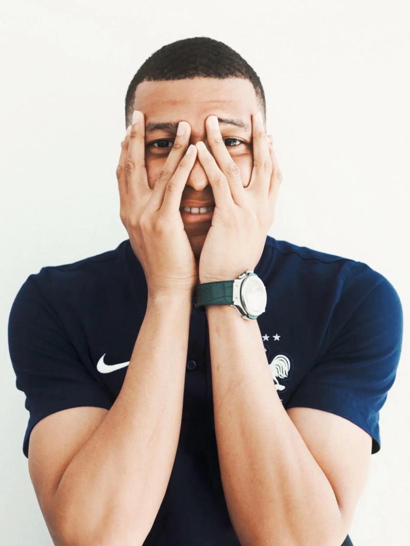 官方：由于场地积水严重，布莱克本vs谢周三比赛腰斩（官方通报：因场地严重积水，布莱克本对阵谢周三的比赛中止）