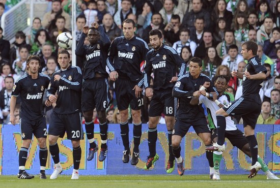 萨拉赫公开指责利物浦，沙特联赛探讨冬窗引进（萨拉赫公开批评利物浦，沙特联赛酝酿冬窗引进）