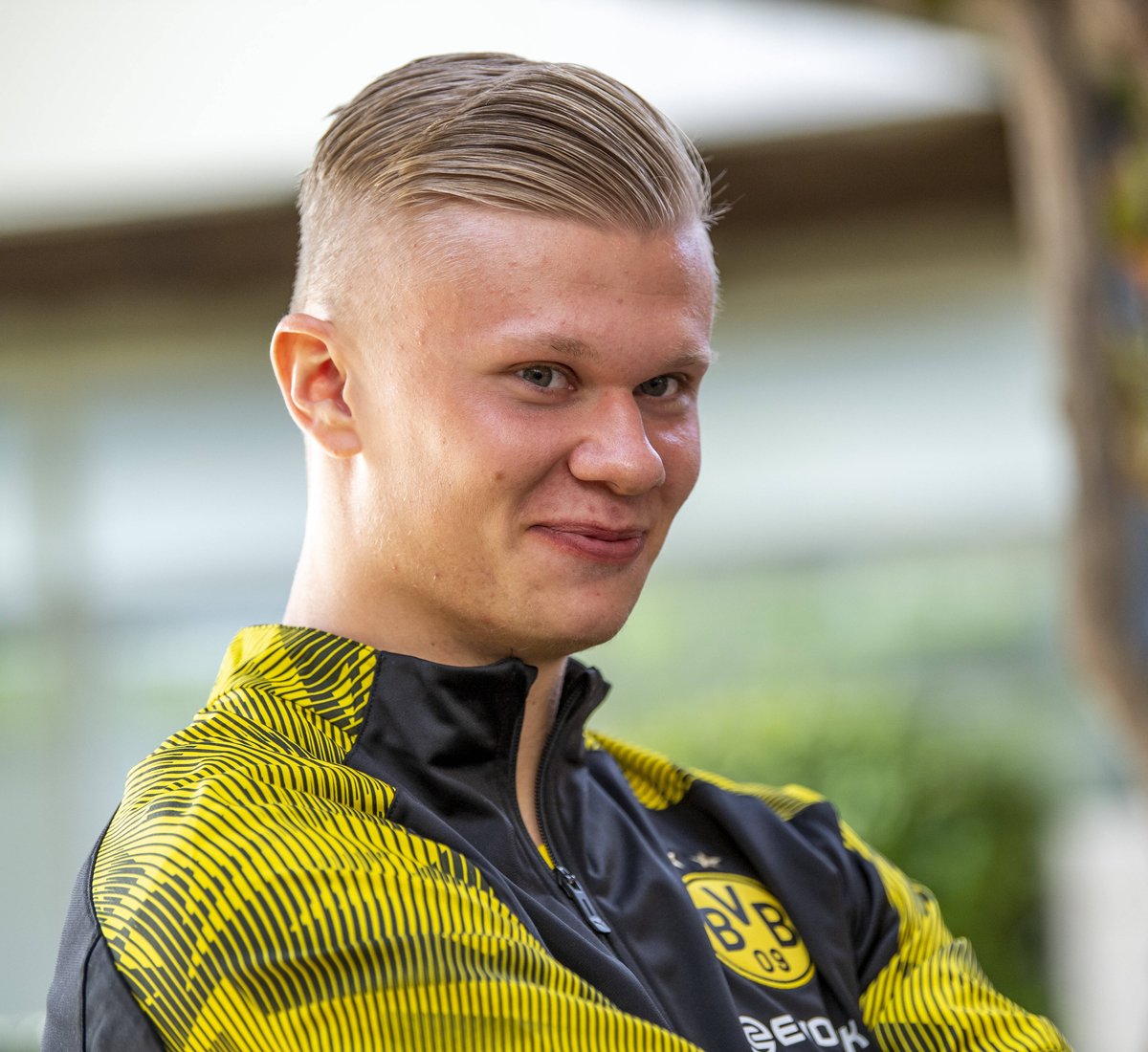 姆巴佩在圣马梅斯闪耀：一记游戏般的进球助力皇马取胜（姆巴佩圣马梅斯高光时刻：一记游戏级神球助皇马取胜）