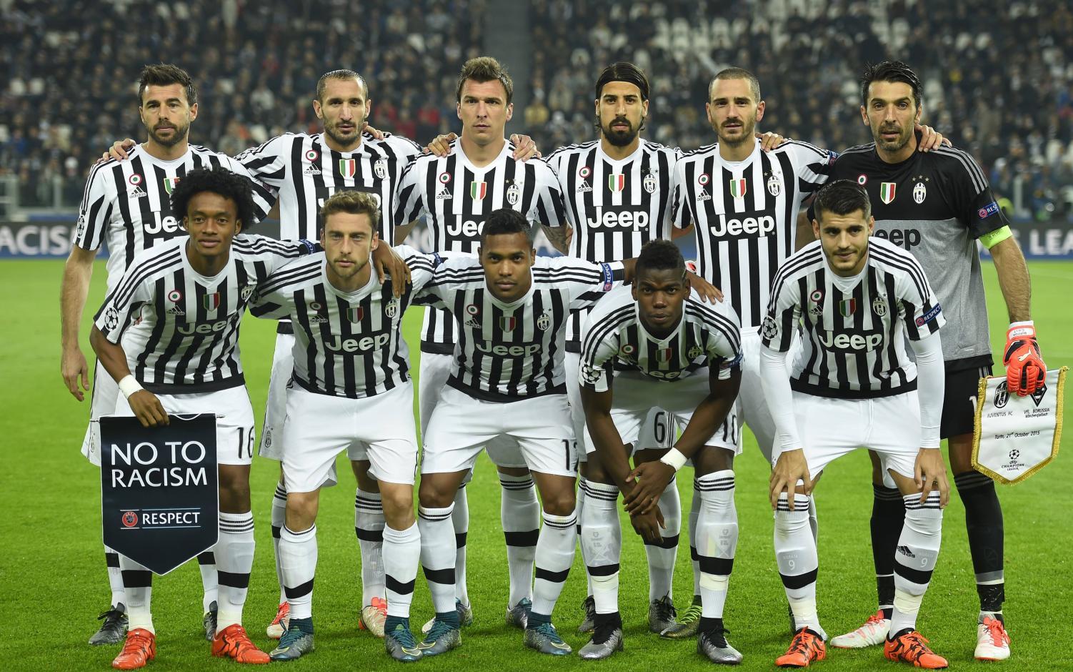 曼联官方分享本赛季全家福，男女足球员一同拍摄（曼联官方发布本赛季合照，男足女足齐亮相）